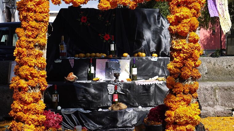 Un altar con grandes arcos de cempasúchil en Pátzcuaro